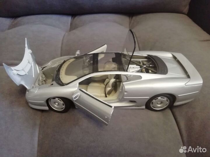 Jaguar XJ220 1/18 Maisto