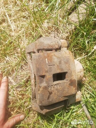 Суппорт передний левый на мазда 323