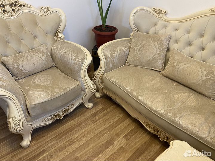 Диван и два кресла, журнальный столик