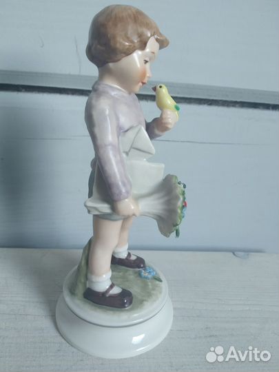 Фарфоровая статуэтка 