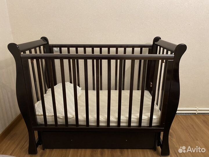 Детская кроватка с маятником и ящиком