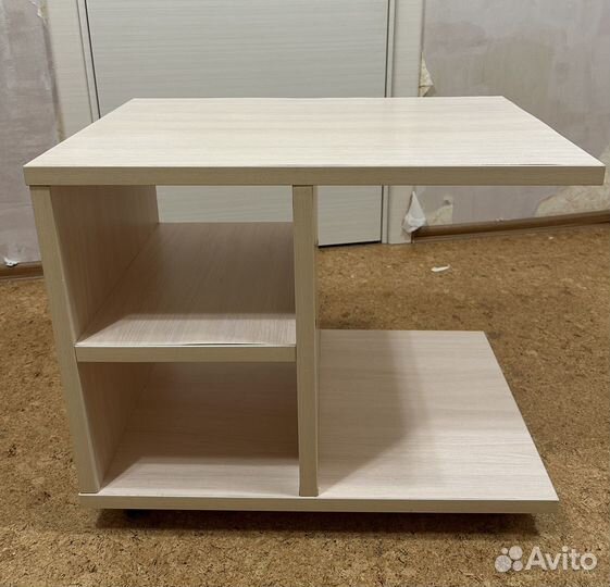 Журнальный столик на колесах