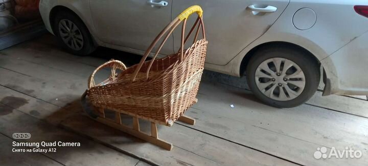 Сани для декора плетеные