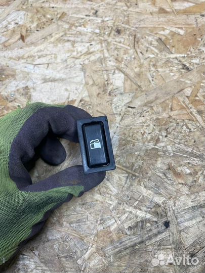 Кнопка бака toyota avensis 2