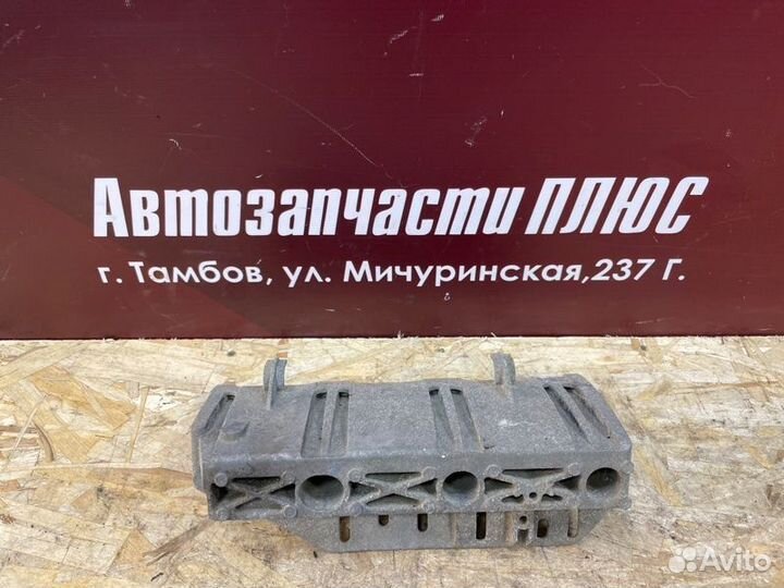 Кронштейн впускного коллектора Renault Duster