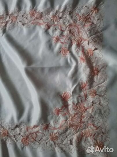 Скатерть с выбитыми узорами 210см140