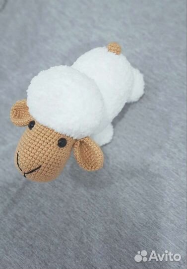Вязаная овечка ручной работы