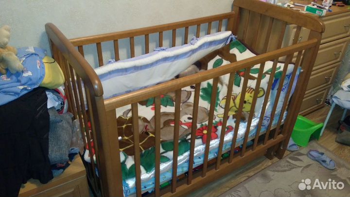 Детская кроватка с маятником
