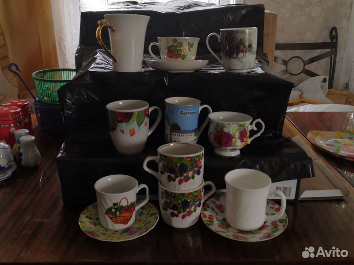 Чайники, чашки фарфоровые
