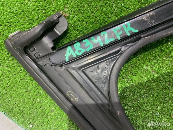 Уплотнитель стекла двери передний правый Audi A4