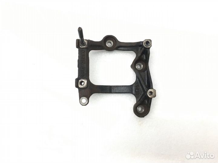 Кронштейн компрессора кондиционера Toyota Camry