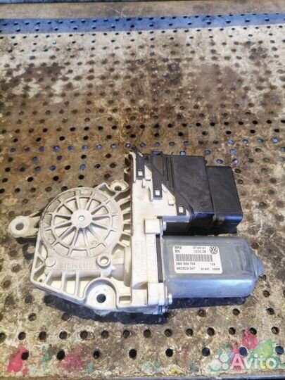 Мотор стеклоподъемника Volkswagen Tiguan