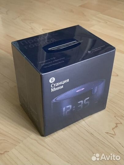 Умная колонка Яндекс Станция Мини с Алисой, часами