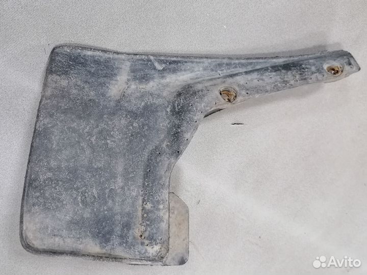 Брызговик задний Nissan Bluebird CD20 2.0 1983-90