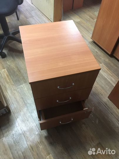 Продаются шкафы, столы, тумбочки, стулья