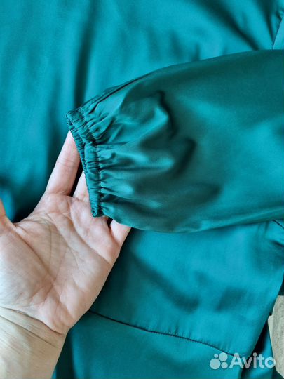 Платье зеленое 46 шелк с рукавом