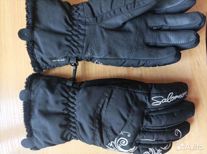 Горнолыжные очки и перчатки