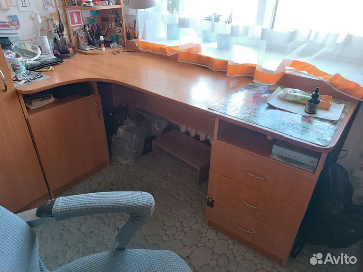 Угловой письменный стол