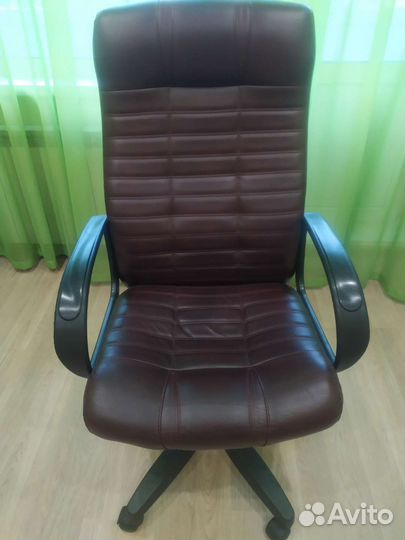 Офисное кресло руководителя