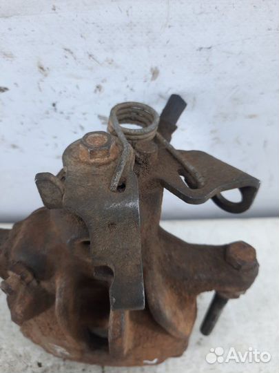 Суппорт тормозной задний левый Opel Vivaro минивэн