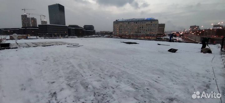 Очистка кровли от снега, уборка снега с крыш