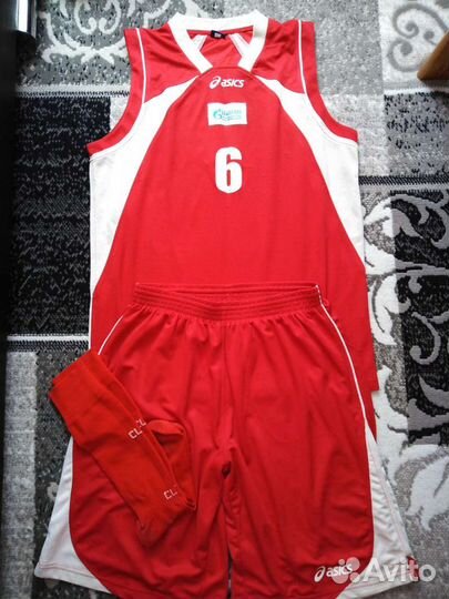 Спортивная форма (красная с номером 6)