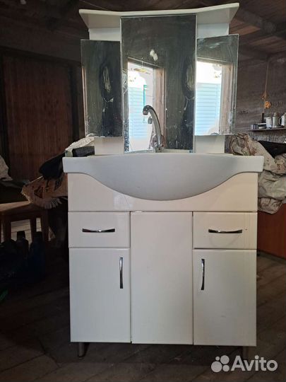 Стеллаж-зеркало и шкаф для ванной в пленке