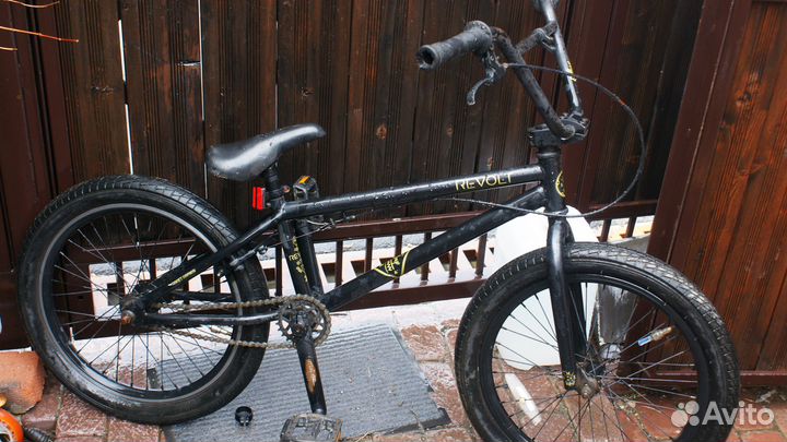Трюковой велосипед bmx Revolt