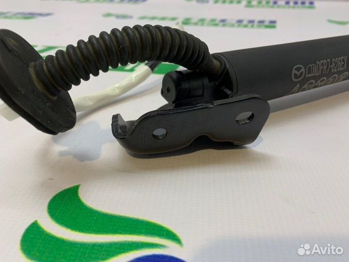 Амортизатор крышки багажника задний правый Mazda