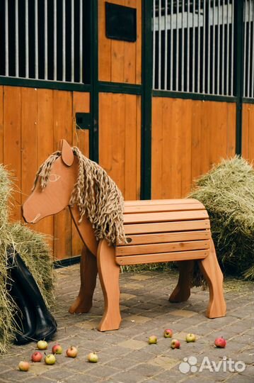 Скульптура деревянной лошадки. Декор для детей