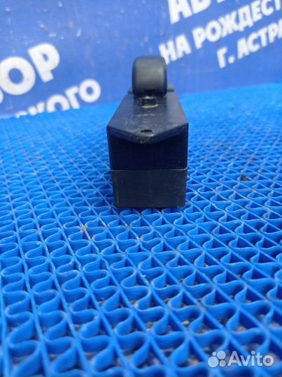 Кнопка стеклоподъемника Mitsubishi Colt купе 1999