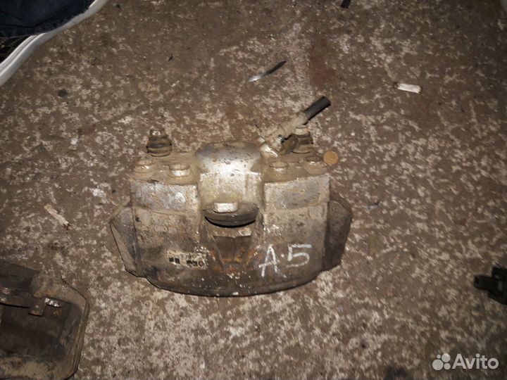 Суппорт передний лев и прав Ауди A5 2008-2016 г