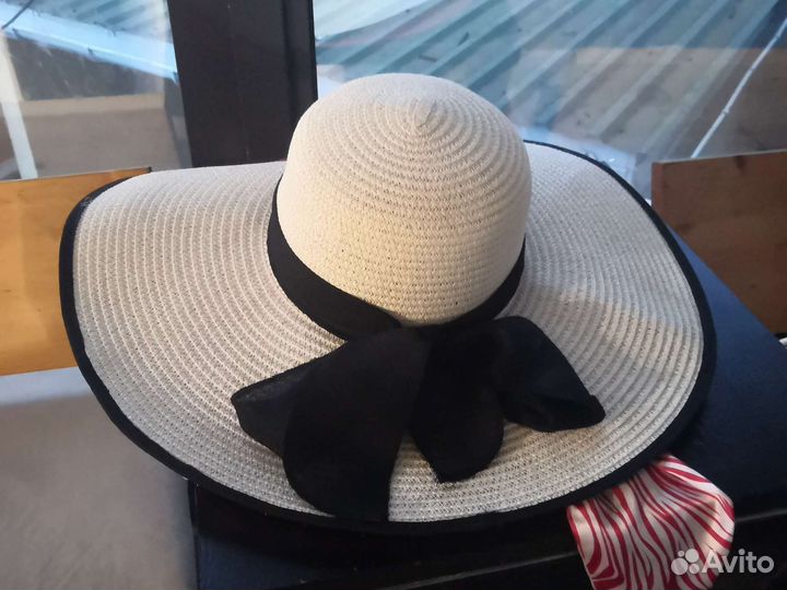 Соломенная шляпа с лентами