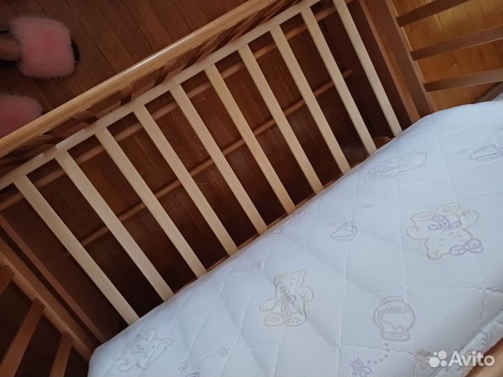 Кроватка детская с маятником