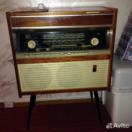 Антикварный проигрыватель виниловых пластинок