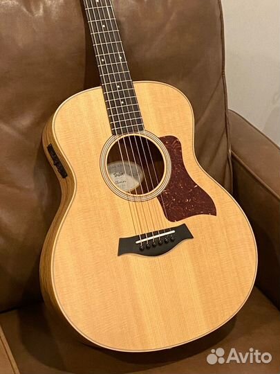 Акустическая гитара Cort (аксессуар в подарок)