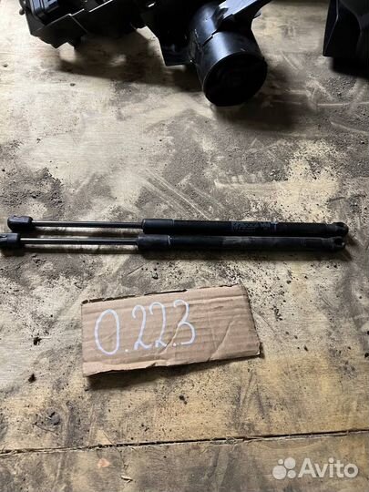 Амортизатор капота Maserati Levante I