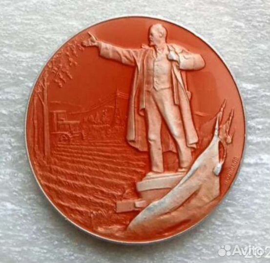 Значки с Лениным
