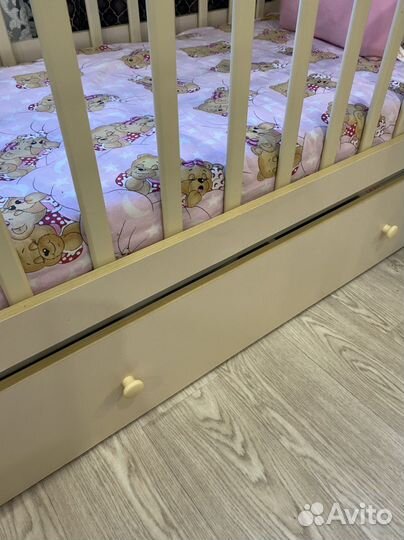 Детская кроватка с маятником