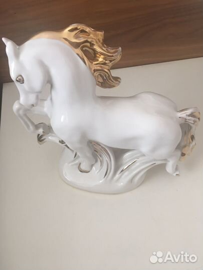 Статуэтка фарфор Конь Златогривый лфз