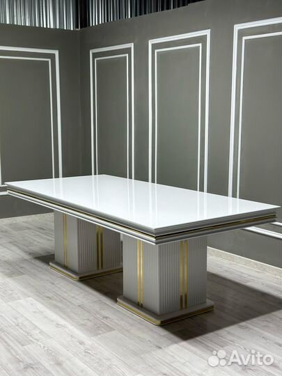 Стол и стулья