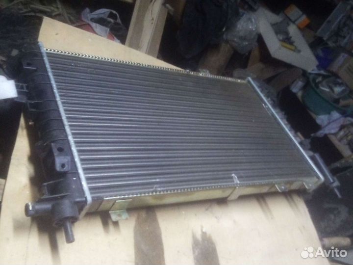 Радиатор охлаждения двигателя Opel Astra H