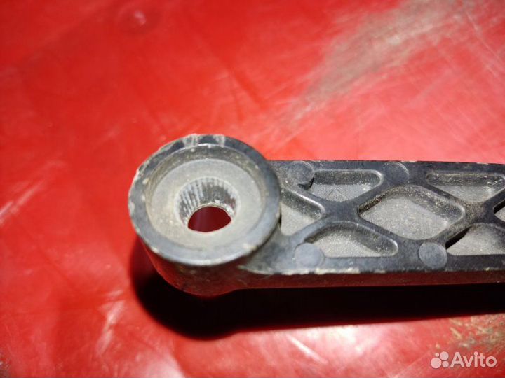 Поводок стеклоочистителя левый Audi 100 седан 2.5