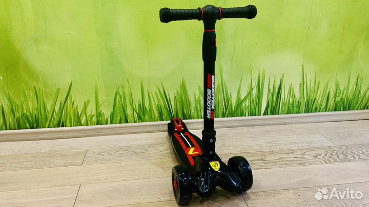 Самокат Феррари трехколёсный
