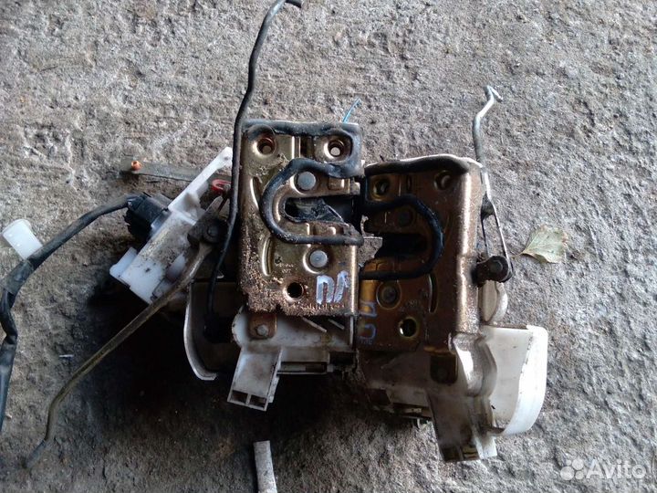 Замок двери Toyota Avensis 1