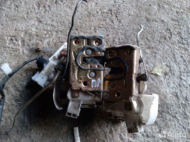 Замок двери Toyota Avensis 1