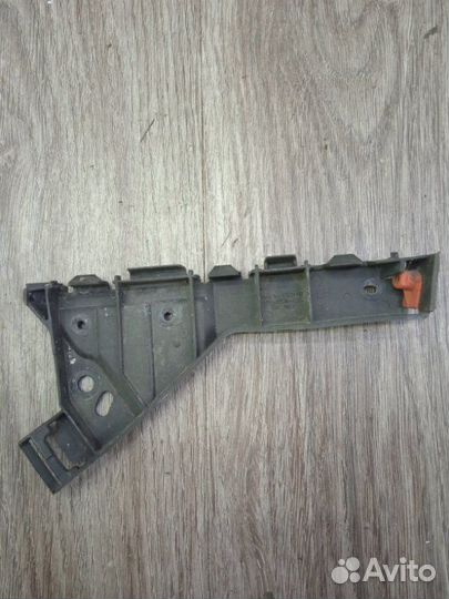 Крепление бампера переднее левое Opel Insignia