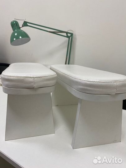 Две маникюрные подставки