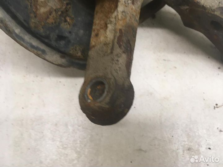 Кулак поворотный передний правый Almera Classic (B