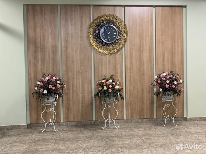 Мастер чистоты офисного здания вечером